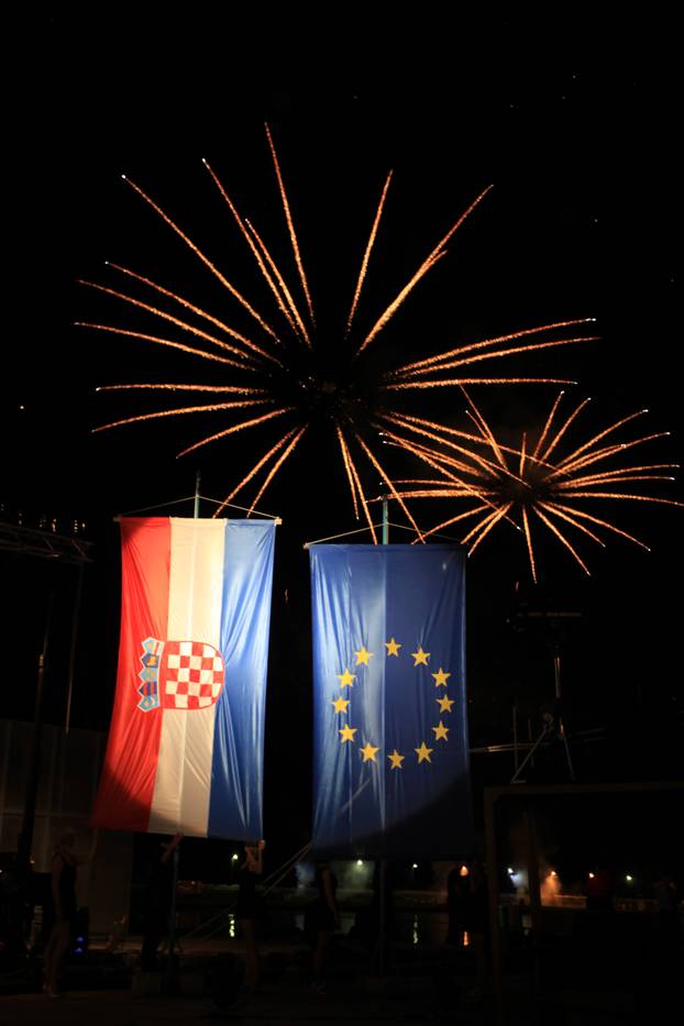 Rijeka: Vatrometom obilježen ulazak Hrvatske u Europsku uniju