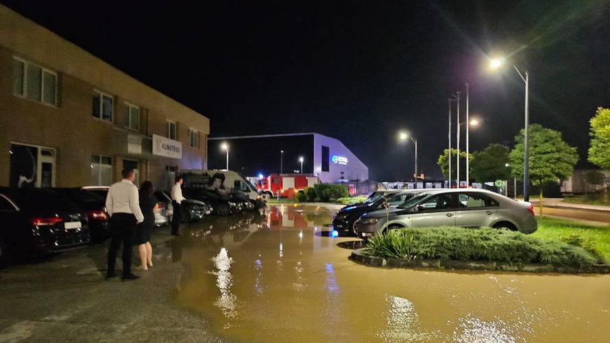 VIDEO Zagorje poharala snažna oluja. Svatovi 'zapeli' u vodi, tuča u Humu: 'Pa tu treba brod'