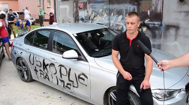 Svoj auto je išarao grafitima o Srebrenici pa okrivio 'ustaše'