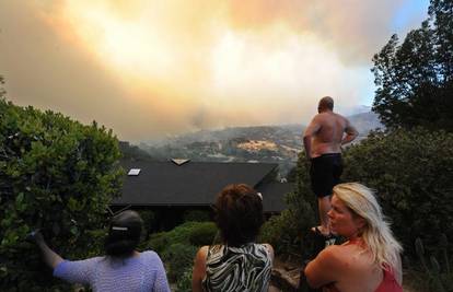 Kalifornija: Požar uništava vile, 13.500 evakuiranih