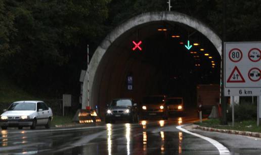 Ljepotica bi ušla u auto vozaču i gatala mu, a potom bi isparila