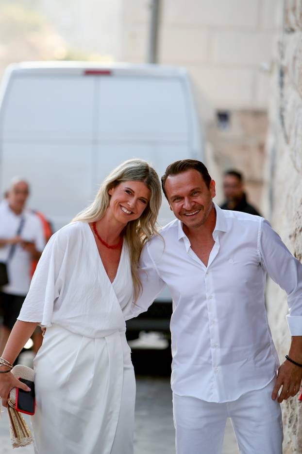 Dubrovnik: Enis Bešlagić sa suprugom stigao na svečani domjenak uoči sutrašnjeg vjenčanja Jusufa Nurkića