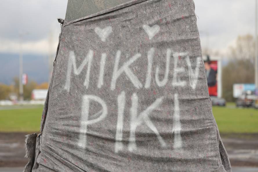 Zagreb: Na granitnoj piramidi osvanuo grafit "Mikijev piki"