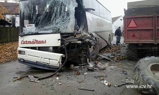 Sudarili se autobus i traktor, dvoje ljudi lakše je ozlijeđeno