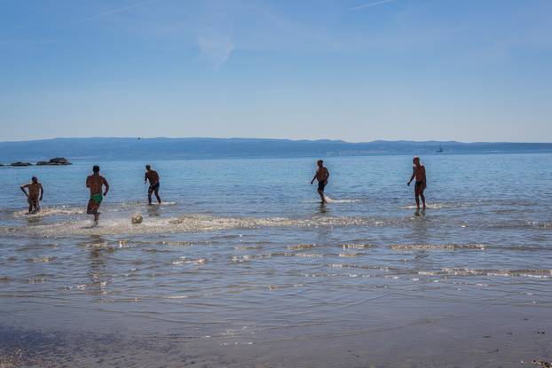 Split: Proljetni ugođaj na plaži Bačvice