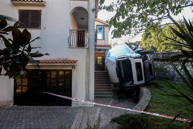 U Srdočima kamion sletio s ceste u dvorište kuće