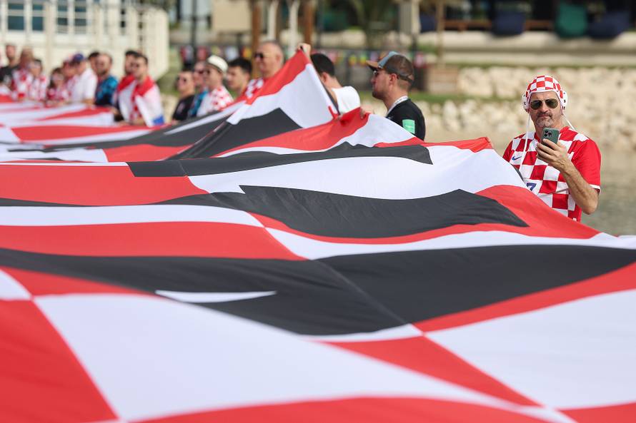 KATAR 2022: Hrvatski navijači razvili su zastavu dugačku 200 metara na plaži ispred hotela Hilton Doha 