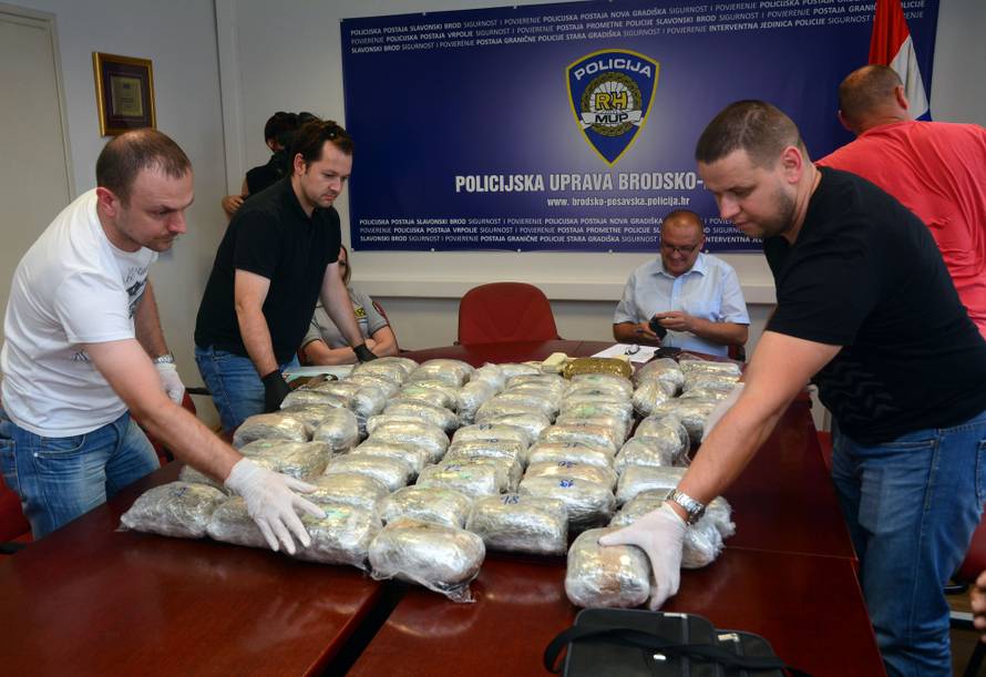Policija u Slavonskom Brodu zaplijenila 33,53 kg marihuane