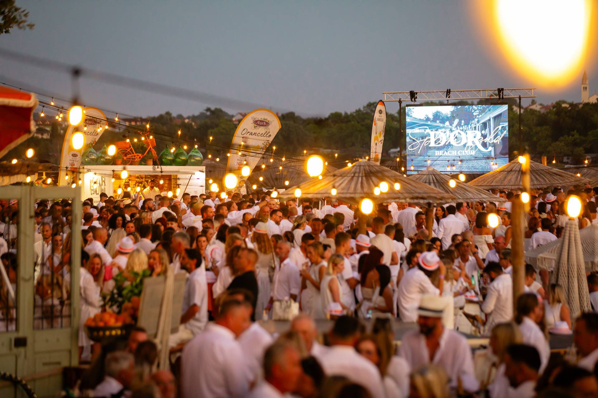 Spektakularni ljetni white party D’or beach cluba, Destilerije Aura i dizajnera Borisa Ružića