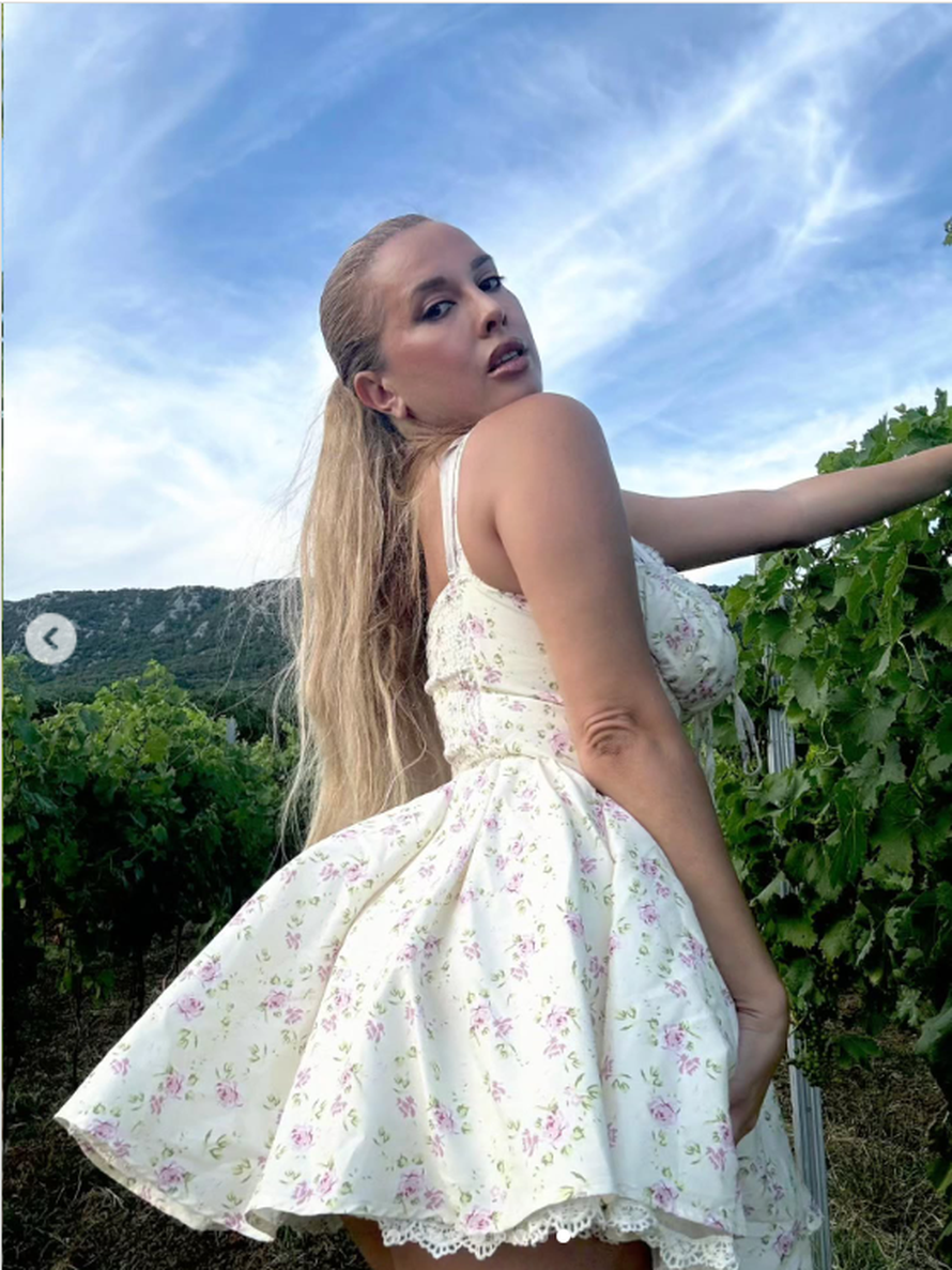 Ako vam je vruće, bolje da ju ne gledate! Nives u mini bikiniju i pozi koja ostavlja bez daha...