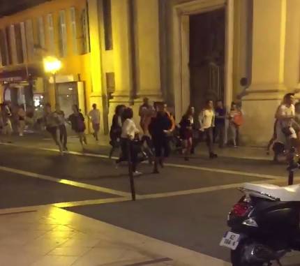 Uznemirujuće snimke iz Nice: Čuje se pucnjava, a ljudi vrište