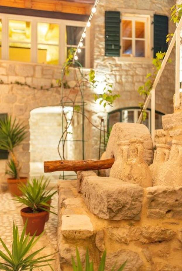 FOTO Dvor Pitve Villas: Mir i autentičnost otoka Hvara u malom dalmatinskom selu