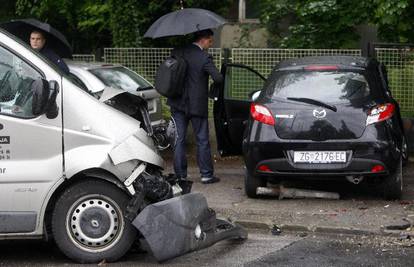 Zagreb: U sudaru kombija i auta ozlijeđeno troje ljudi