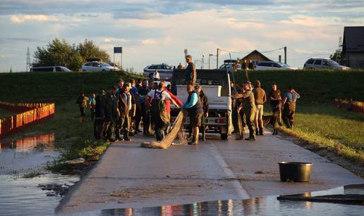 FOTO Ribi&ccaron;i spa&scaron;avaju ribu dok se voda u oteretnom kanalu Sava-Odra napokon povla&ccaron;i