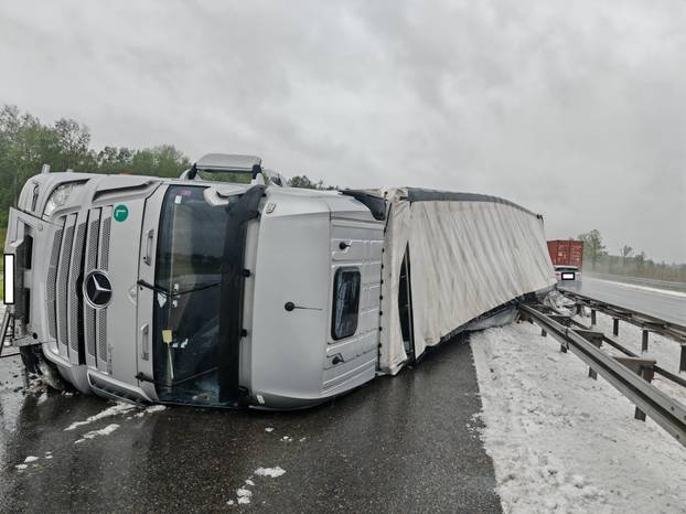 Pogledajte kaos na A3 zbog prevrnutog kamiona: Čekamo satima. Možda dočekamo jutro