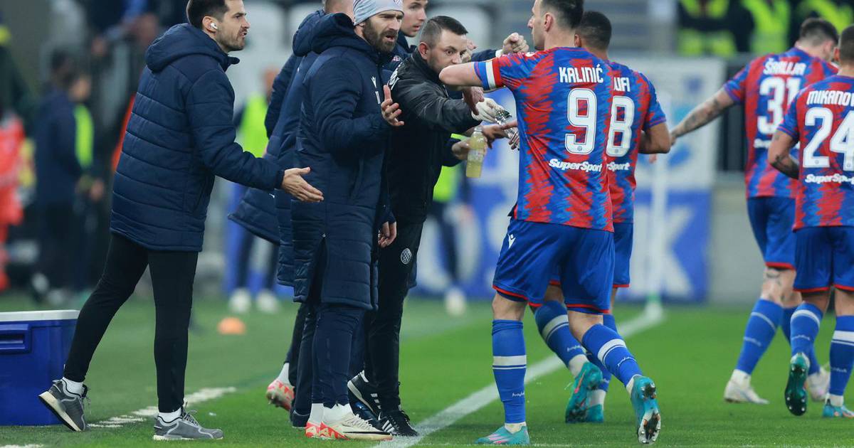 Livaja erbjöd stöd till Hajduk-spelare från bänken trots att de inte spelade.  ”Han anslöt sig till oss när vi gjorde mål.”