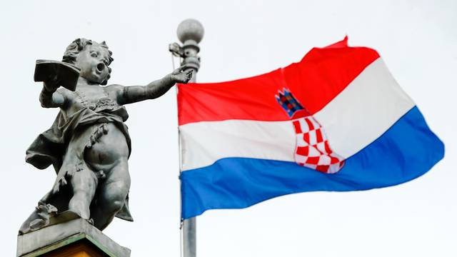 Zagreb: "Raspjevani" kip dječaka podno hrvatske zastave