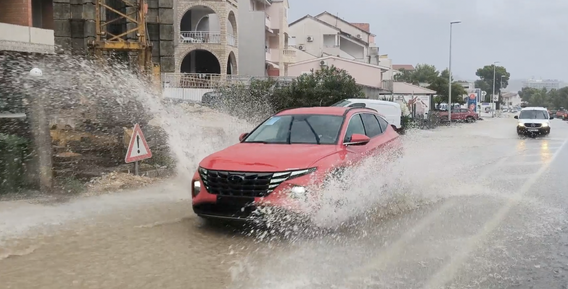 VIDEO U Istri palo kiše za cijeli rujan, u Makarskoj ceste pod vodom, na Krku potopljen brod