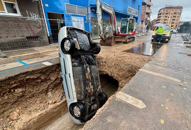 FOTO Ovako je vozač završio u rupi ispred vrtića u Rijeci