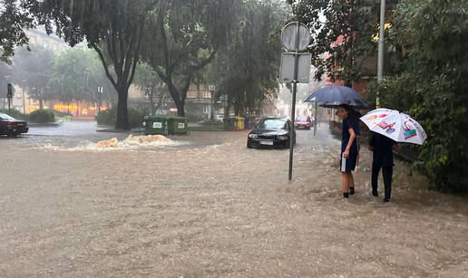 FOTO Totalni potop u Rijeci: 'Sve je pod vodom, odroni kamenja su po ulici, jedva idemo doma'