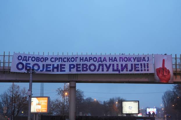 U Beogradu transparenti s krvavom šakom koja pokazuje srednji prst