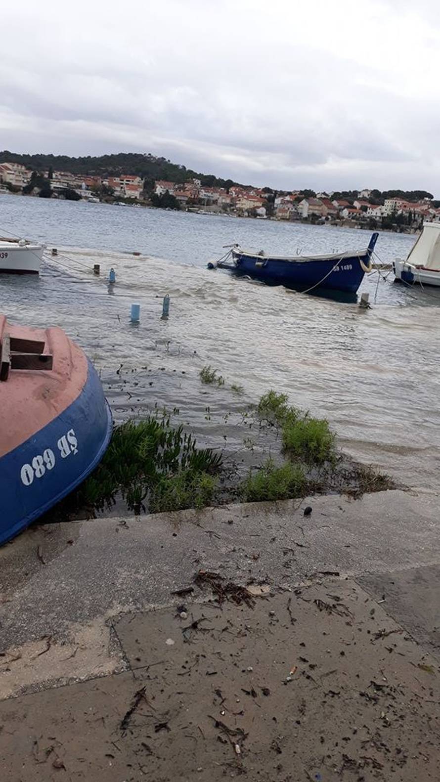 Hvar odsječen od kopna, valovi potapaju rive po cijeloj obali!
