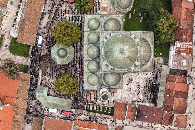 Sarajevo: Pogled iz zraka na dženazu za Halida Bešlića u Gazi Husrev-begovoj džamiji