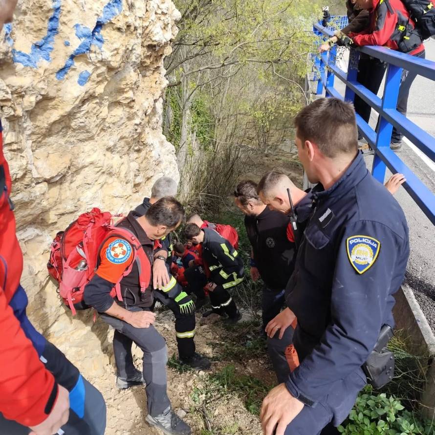 DRAMA U DRNIŠU Stranci se spuštali ziplineom pa se zabili  u stijenu. Pomagao im HGSS