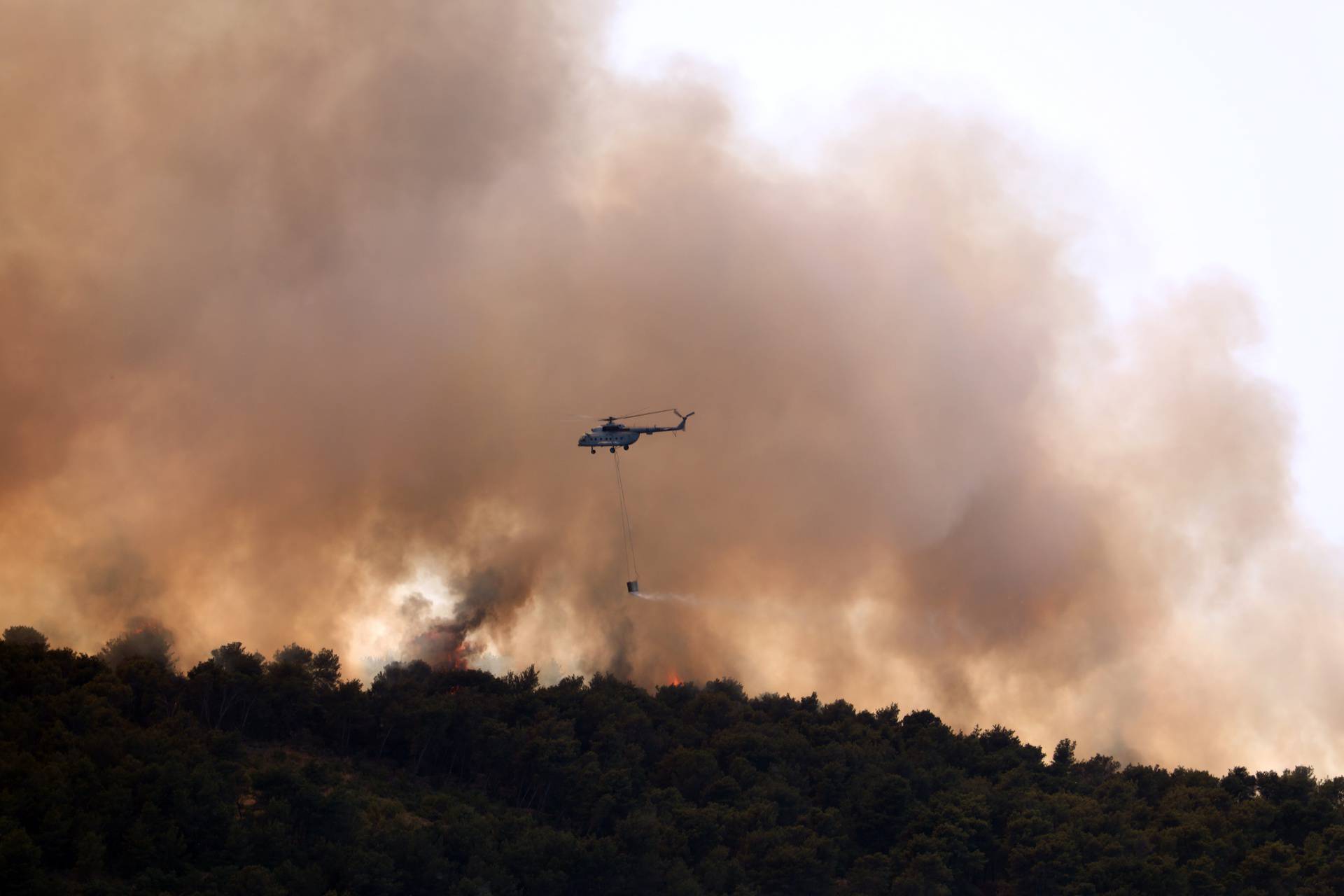 Stravične scene s Čiova: Izgorilo je oko 60 hektara borove šume i raslinja, vjetar stvara problem