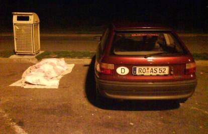 Nijemac prenoćio na podu parkirališta kraj svog auta
