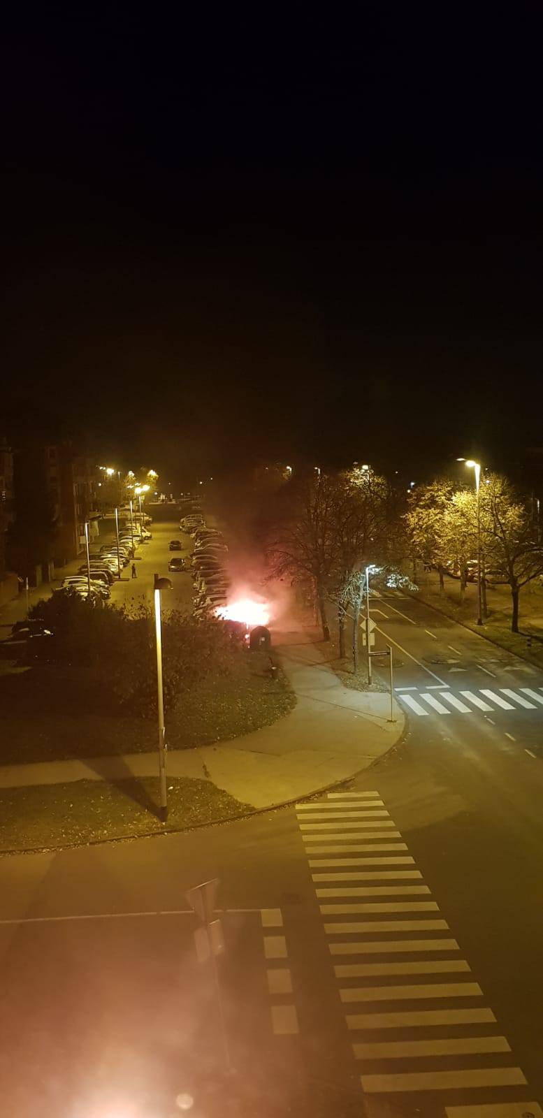 Izgorio kombi na zagrebačkom Jarunu, požar gasili vatrogasci