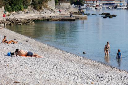 Fotogalerija s hrvatskih plaža: Diljem obale i dalje se kupaju