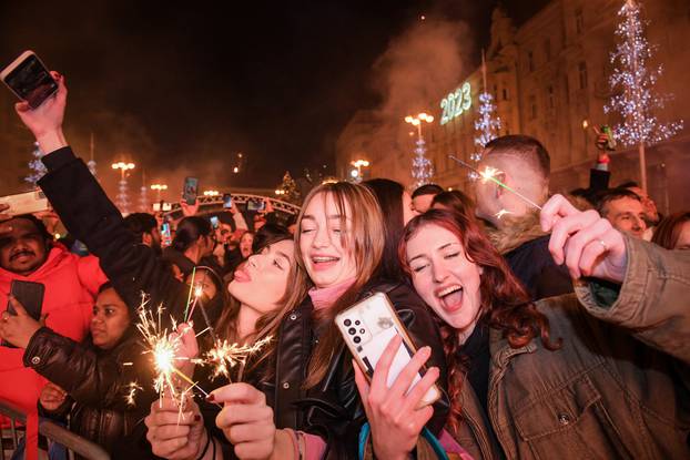 Zagreb: Konfetima umjesto vatrometa na Trgu bana Jelačića dočekana Nova 2023. godina