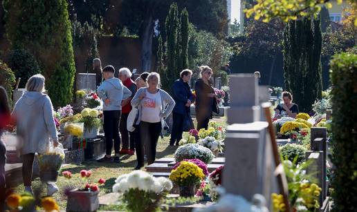 FOTO Groblja u Zadru puna su ljudi na blagdan Svih Svetih