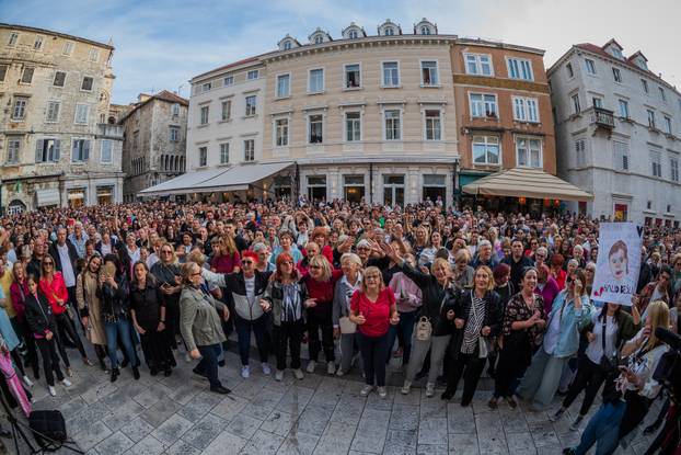 Split: Građani se okupili u spomen na Halida Bešlića na gradskoj Pjaci
