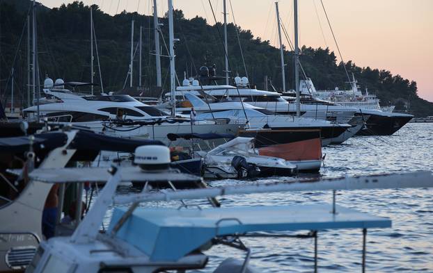 Vela Luka: Ljudi se okupljaju i pripremaju za koncert "Trag u beskraju"