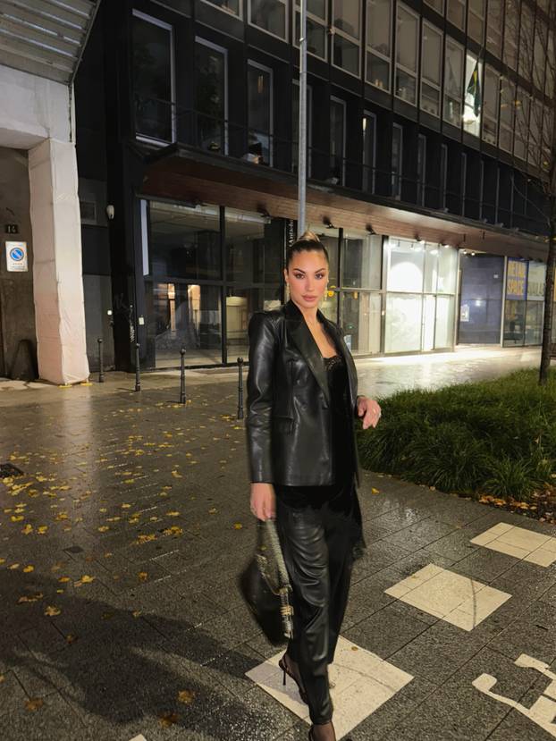 FOTO Talijanska voditeljica je konkurencija Diletti Leotti pred kamerama! Bila je i misica...