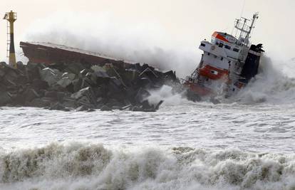 Iscurila nafta: Teretni brod se prepolovio na francuskoj obali