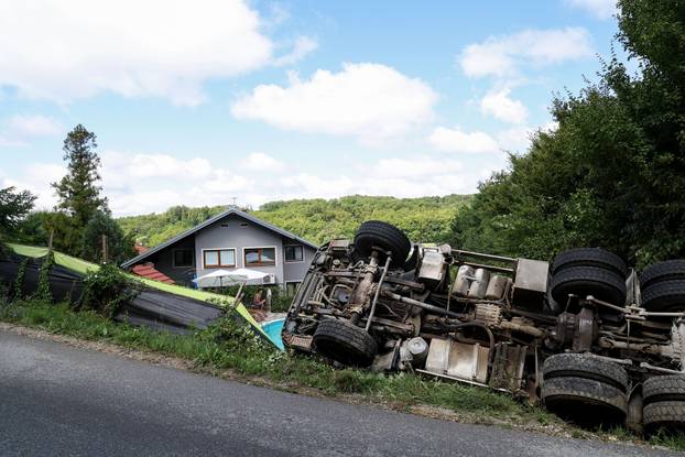 Jastrebarsko: Kamion probio ogradu kuće za odmor