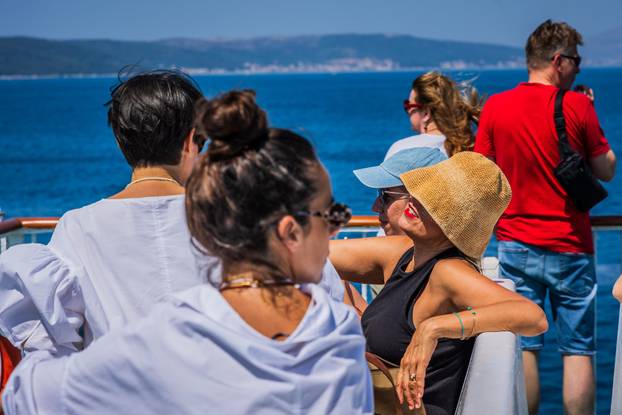 Split: Gužva na trajektu Petar Hektorović na relaciji Split - Vis