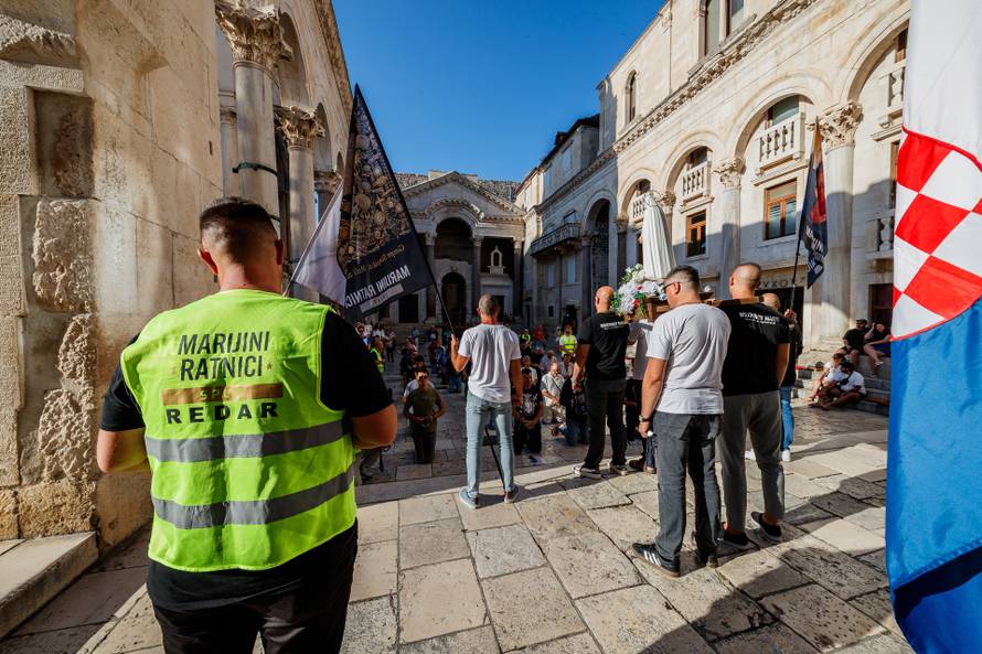 Split: Molitva krunice na Splitskom Peristilu