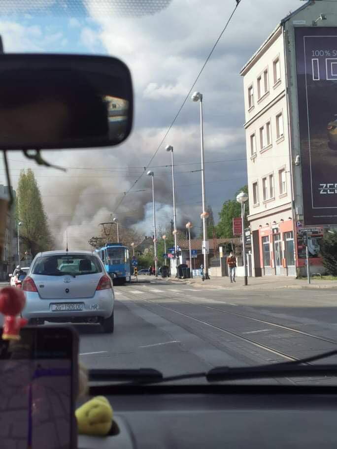 Zagreb opet u dimu: Na Knežiji izbio požar, zatvorena Savska