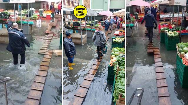 VIDEO Poplavila riječka tržnica: 'Ljudi padaju u vodu, šahtovi su začepljeni. Ovo nije normalno'