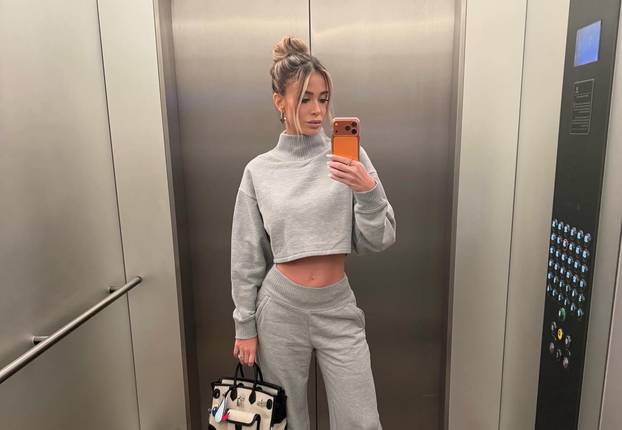 FOTO Atraktivna Diletta sve je bujnija: Poznata novinarka uživala je u bazenu i na snijegu