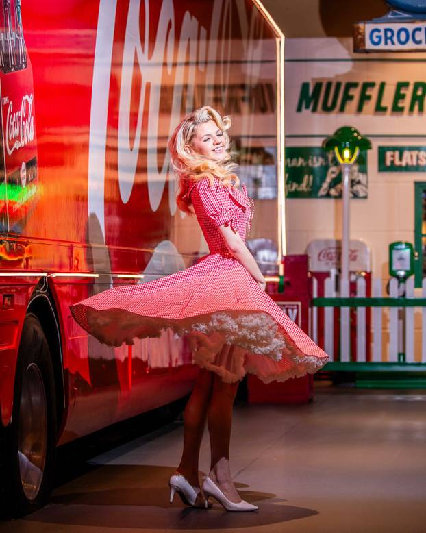 FOTO Mlada ljepotica obožava vintage stil - u retro krpicama donosi seksepil iz 1950-ih