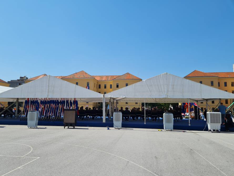 Promocija na HVU: Polaznici i obitelji na zvizdanu, a visoki uzvanici pod klimama - vani