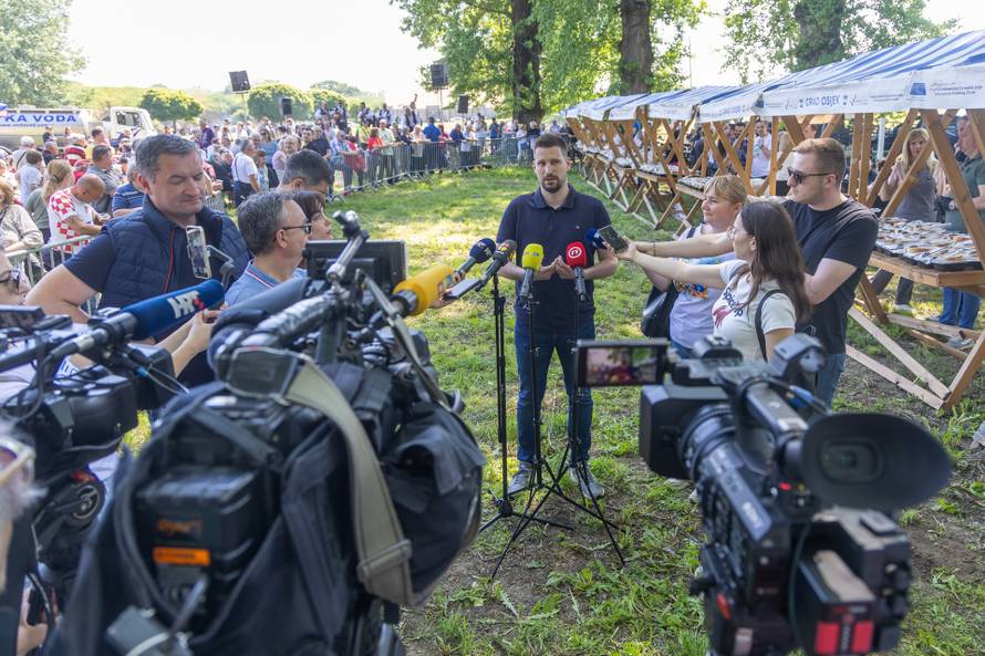 Osijek. Podjela graha na lijevoj obali Drave na Praznik rada