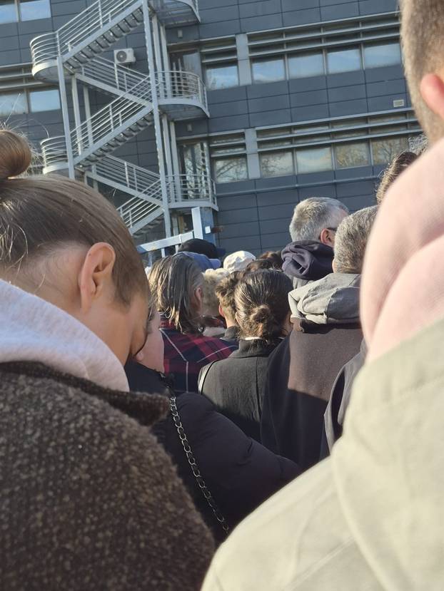 FOTO Pogledajte zbog čega su Zagrepčani stajali u redovima: Prodavali bicikle, mobitele...