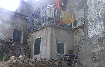 Žena u Bujama panično je pobjegla iz zapaljene kuće