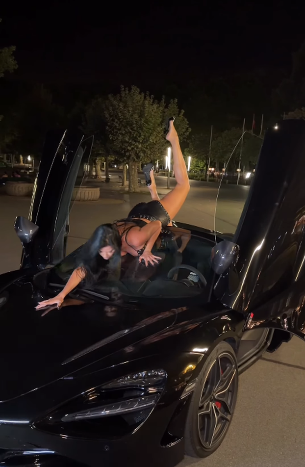 FOTO Knoll se skinula pa legla na skupi automobil i digla noge